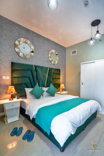 Postel nebo postele na pokoji v ubytování Dubai marina , Success Luxury apartments, near JBR beach and metro station-daily free housekeeping included