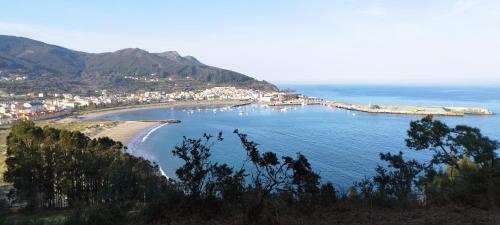 卡里尼奧的住宿－Puerto Pesquero de Cariño，享有带房屋和城镇的海滩美景