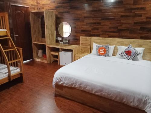 um quarto com uma cama e uma parede de madeira em Domnak Teuk Chhou em Kampot