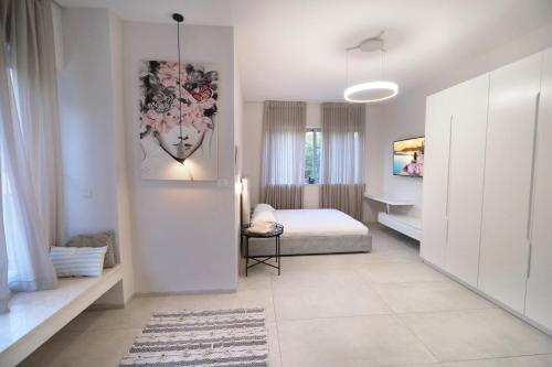 Cama o camas de una habitación en אלון הגליל וילת אירוח - וילה מדהימה עם בריכה פרטית ונוף מושלם