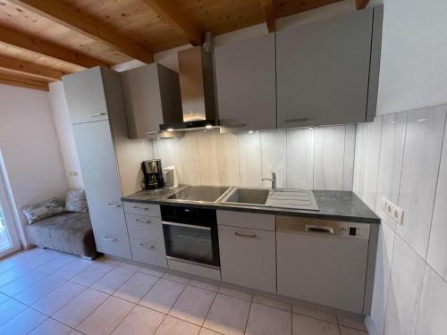 eine Küche mit einer Spüle und einer Arbeitsplatte in der Unterkunft Ferienwohnung Martin Mathies in Sankt Gallenkirch