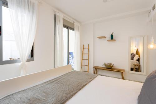 Holidays2Malaga Olletas 2 bedrooms & 2 bathrooms with patio