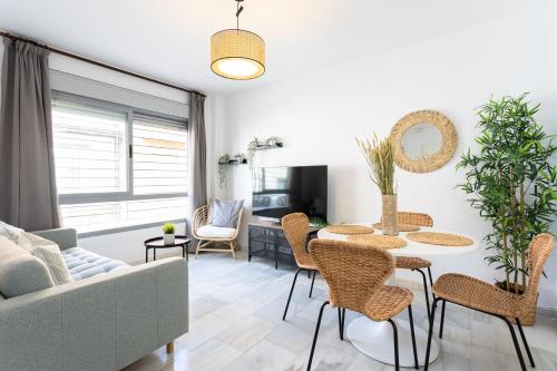 Holidays2Malaga Olletas 2 bedrooms & 2 bathrooms with patio