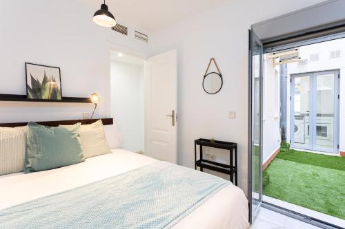 Holidays2Malaga Olletas 2 bedrooms & 2 bathrooms with patio