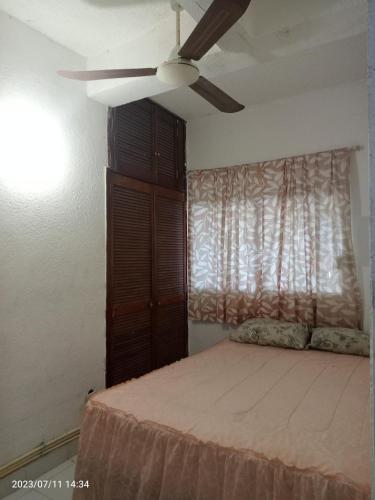 a bedroom with a bed and a ceiling fan at Departamento en playa caleta in Acapulco