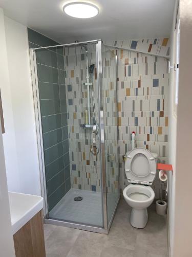 une salle de bain avec toilettes et douche en verre dans l'établissement Studio, à Marseille