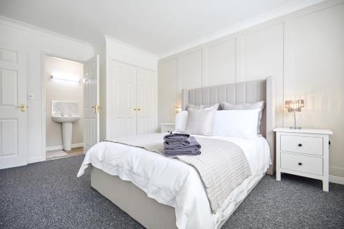 Freshly Refurbished Open-plan Dining & Kitchen في نورويتش: غرفة نوم بيضاء مع سرير أبيض كبير ومغسلة