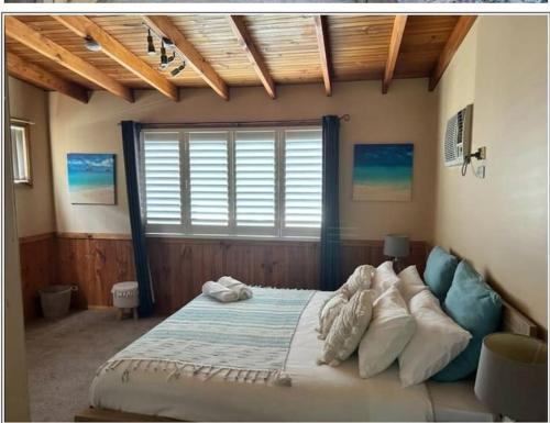 Ένα ή περισσότερα κρεβάτια σε δωμάτιο στο VIVID - Lake Macquarie Cosy House, heated pool, ev station, fireplace 1 hour from Sydney