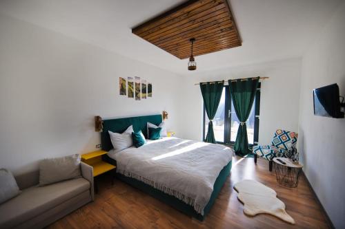 una camera con letto e divano di Infinity Cabin a Râșca