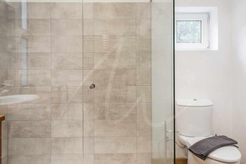 カレリャ・デ・パラフルジェリにあるXaloc by SeaMount Rentalsのバスルーム(シャワー、トイレ、洗面台付)