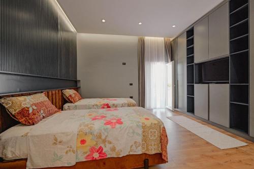 Ένα ή περισσότερα κρεβάτια σε δωμάτιο στο Vila Osmani