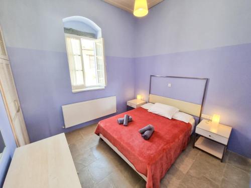1 dormitorio con cama roja y manta roja en Village Charm with Pool Apartment at Skarinou, en Skarinou