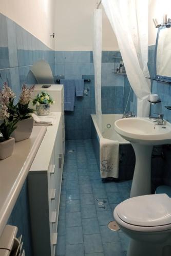 a bathroom with a toilet and a sink and a tub at Lo Scopertino in Orvieto