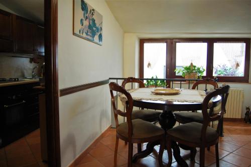 a kitchen with a table and chairs in a room at Lo Scopertino in Orvieto