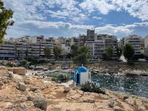 uma vista para uma cidade com edifícios e uma massa de água em Piraiki Coastal Accommodation em Piraeus