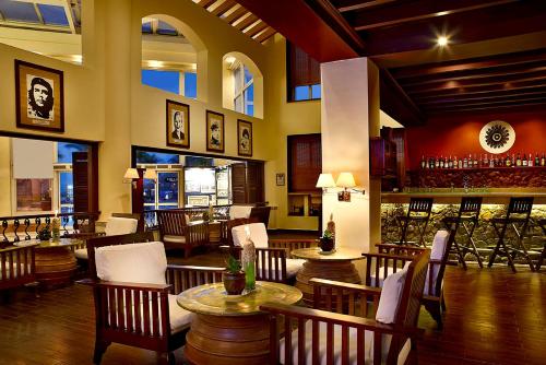 um restaurante com mesas e cadeiras e um bar em Safir Sharm Waterfalls Resort em Sharm El Sheikk