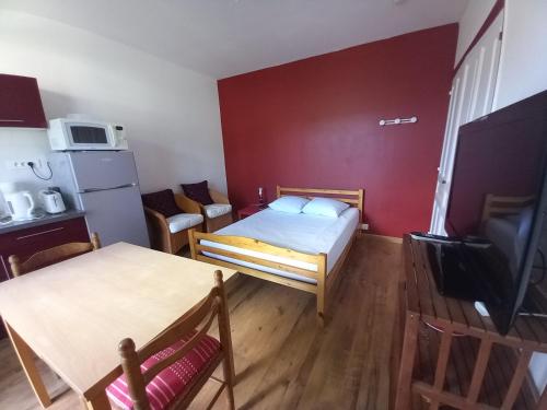 Cette petite chambre comprend un lit et une cuisine. dans l'établissement ESCALE, à Vals-les-Bains