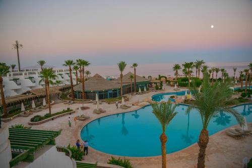 een luchtzicht op een resort met een groot zwembad bij Safir Sharm Waterfalls Resort in Sharm El Sheikh