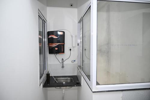 un baño con lavabo y espejo en Staeg 102-1Bhk Furnished Apt, en Indore