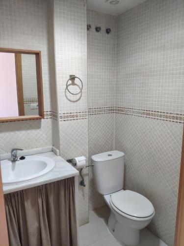 a bathroom with a toilet and a sink at l4 in Santiponce