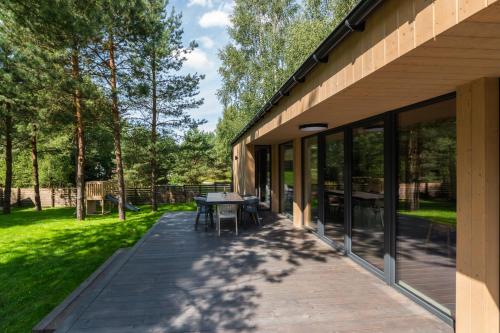 a patio with a table and chairs next to a building at POINT WARMIA in Cerkiewnik