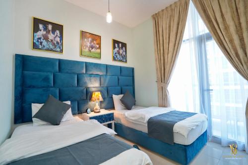 Postel nebo postele na pokoji v ubytování Dubai marina , Success Luxury apartments, near JBR beach and metro station-daily free housekeeping included