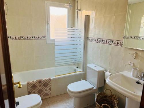 uma casa de banho com um WC, uma banheira e um lavatório. em Casa Linda La Nucía Park em La Nucía