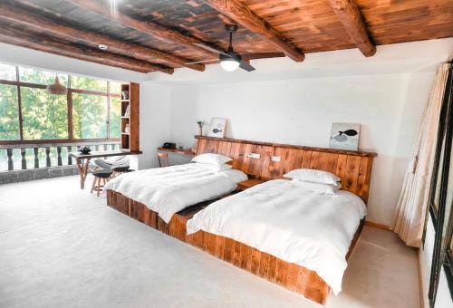 Una cama o camas en una habitación de Moganshan 107 Courtyard B&B