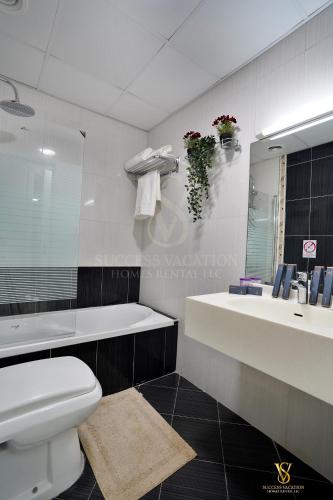 Koupelna v ubytování Dubai marina , Success Luxury apartments, near JBR beach and metro station-daily free housekeeping included