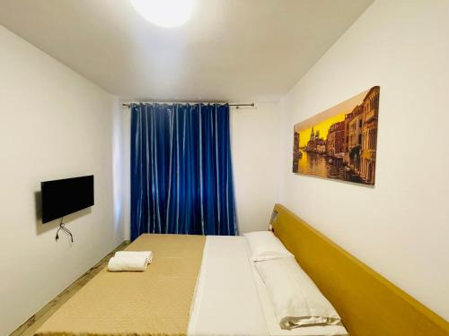 a small room with a bed and a tv at Dream Apartment in Mestre