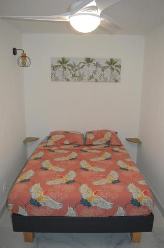 Ένα ή περισσότερα κρεβάτια σε δωμάτιο στο Les Palmiers-Saint Gilles