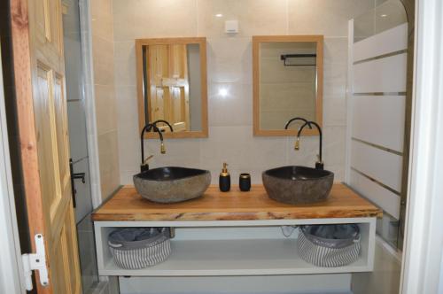- deux lavabos sur un comptoir dans la salle de bains dans l'établissement Les Palmiers-Saint Gilles, à Saint-Paul
