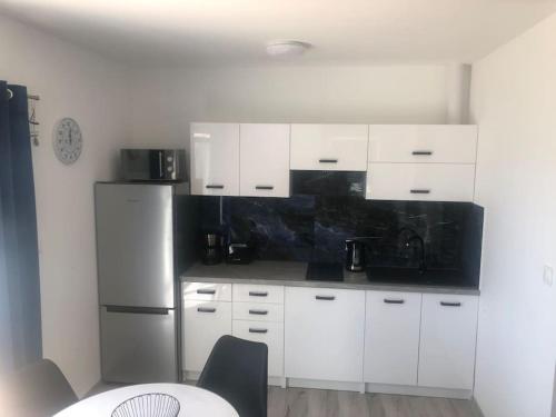 Kuchyň nebo kuchyňský kout v ubytování Nowy tani apartament