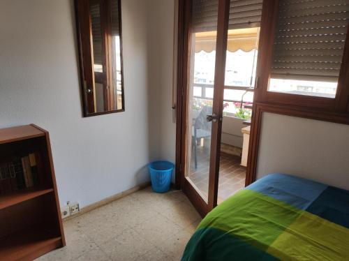 1 dormitorio con 1 cama y puerta a un balcón en Nice room-Terrace- Private toilete-Closer Sport Pier-Optical Fiber 1 GB, en Las Palmas de Gran Canaria