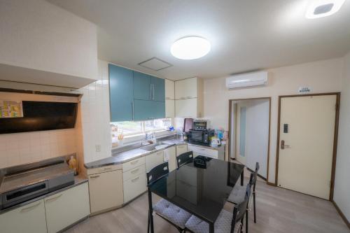 una cocina con mesa y algunas sillas. en Ota Building - Vacation STAY 13994, en Otaru