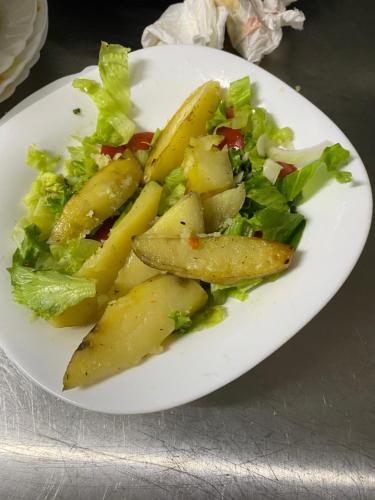 ゲストハウスの敷地内または近くでの食事または食べ物