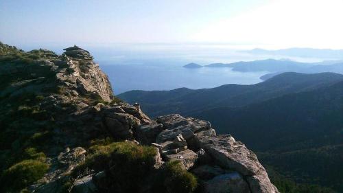 a view of a rocky mountain with a view of a valley at Casa vacanze il Pastore Tedesco in Portoferraio