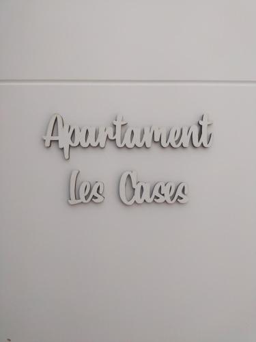 ein Schild, das die Wohnung las casas liest in der Unterkunft Apartament Les Cases in Les Cases d'Alcanar