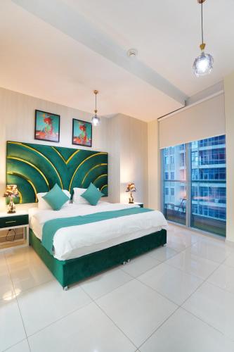 Postel nebo postele na pokoji v ubytování Dubai marina , Success Luxury apartments, near JBR beach and metro station-daily free housekeeping included