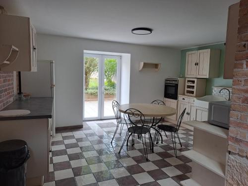 cocina con mesa y sillas en una habitación en Clos du château, 