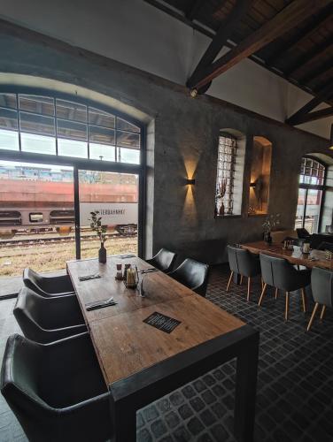 a dining room with a table and chairs and a train at Hostel am GÜTERBAHNHOF in Neubrandenburg