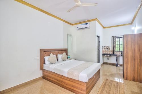 ein Schlafzimmer mit einem großen Bett in einem Zimmer in der Unterkunft Calangute Bay By The Sea in Calangute