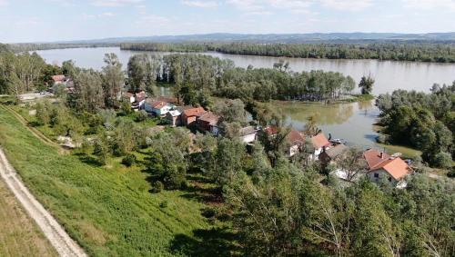 una vista aérea de una casa junto a un río en Vikendica apartments Dunav MS, en Čelarevo