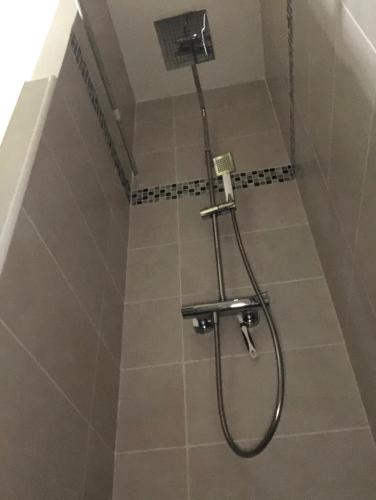une douche avec un tuyau dans une salle de bain dans l'établissement La Sala, à Amélie-les-Bains-Palalda