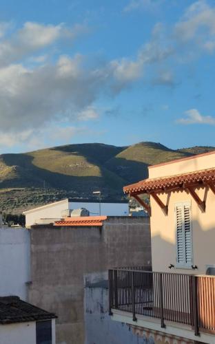 uma vista para um edifício com montanhas ao fundo em Avola Urban Stay em Avola