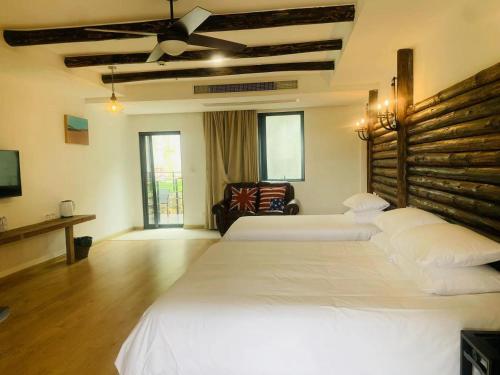 Una cama o camas en una habitación de Moganshan 107 Courtyard B&B