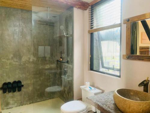 Un baño de Moganshan 107 Courtyard B&B