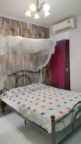 Ένα ή περισσότερα κρεβάτια σε δωμάτιο στο Comfy Home Near to Penang Hill