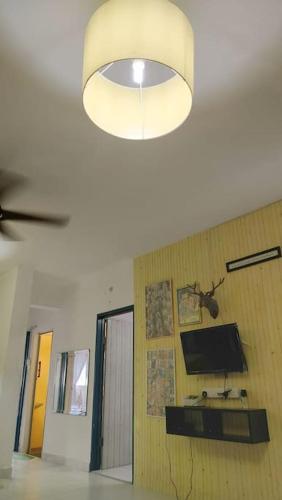 Μια τηλεόραση ή/και κέντρο ψυχαγωγίας στο Comfy Home Near to Penang Hill