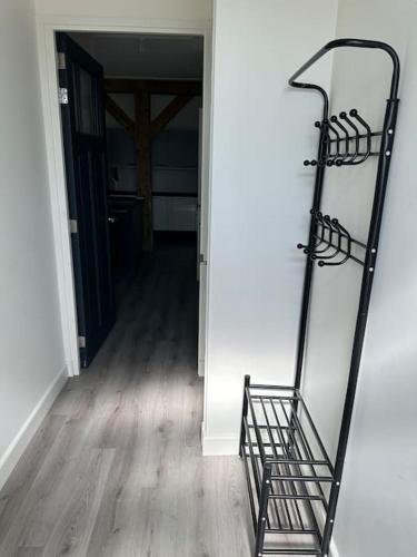 una habitación con una escalera negra en un pasillo en Golfbaan om de hoek!, en Nieuwveen
